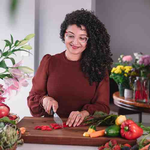 Desiliciousrd Shahzadi Devje chopping vegetables in her kitchen