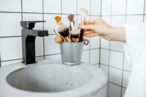 clean your make up brushes to prevent adult acne