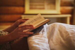 woman reading before bed circadian rhythm